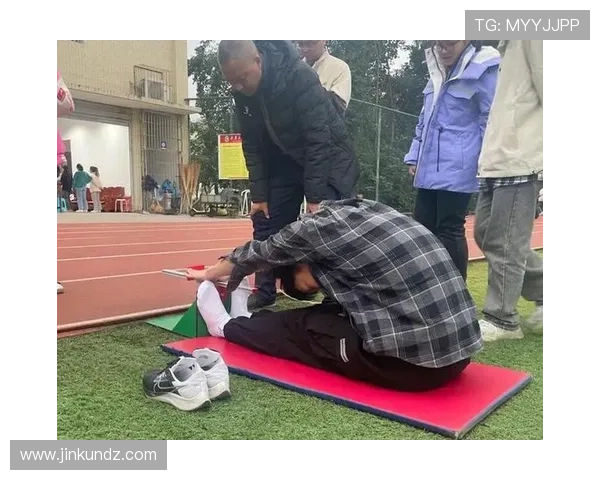 田径场上师徒情深跳远弟子全力腾跃赛场惊艳展现超群实力夺目风采 田径场上师徒情深跳远弟子全力腾跃赛场惊艳展现超群实力夺目风采